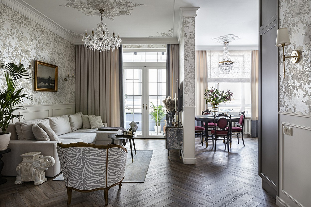 Klasyczna biała sofa. Elegancka biała sofa w stylu klasycznym z dekoracyjnymi poduszkami, luksusowa aranżacja salonu.