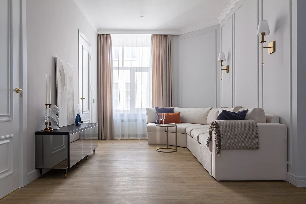 Nowoczesna biała sofa Nowoczesna biała sofa w wnętrzu, zapewniająca komfortowy wypoczynek i relaks w stylowej przestrzeni.