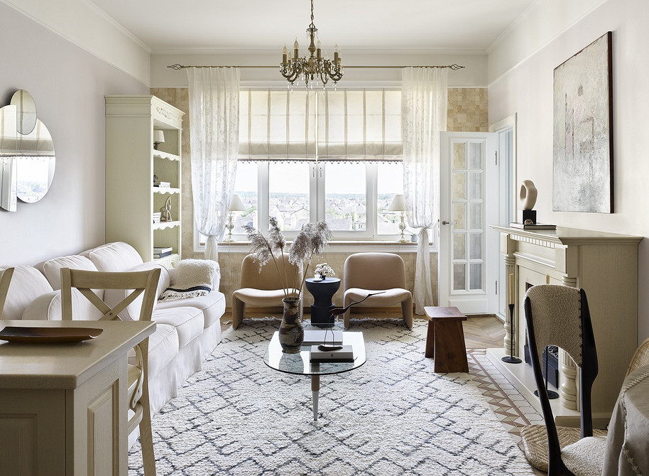 Klasyczna biała sofa Klasyczna biała sofa z miękką tapicerką, dodająca luksusu i elegancji do przestronnego salonu.