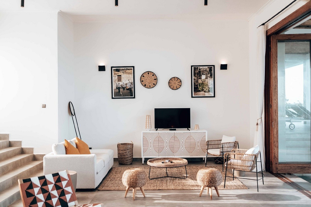 Nowoczesna biała sofa Nowoczesna biała sofa w minimalistycznym wnętrzu z szarymi ścianami i dywanem.