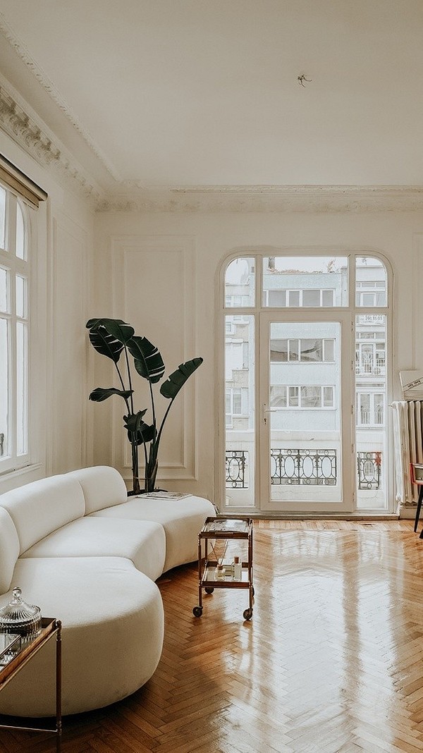 Biała sofa eko Biała sofa wykonana z naturalnych materiałów w stylu eko, harmonizująca z otoczeniem natury.