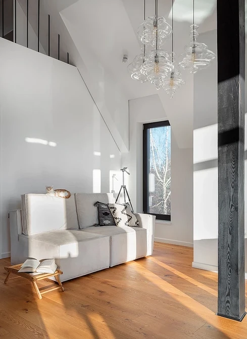 Biała sofa eko Biała sofa w stylu eko z lnianymi poduszkami i drewnianym stolikiem kawowym.