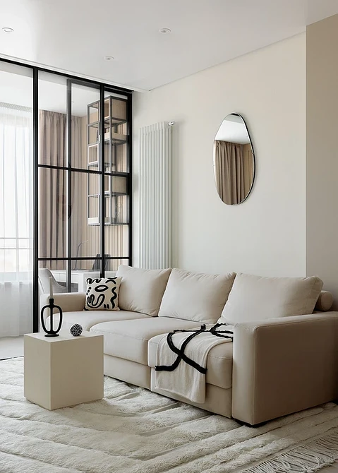 Biała sofa skandynawska Jasna biała sofa w stylu skandynawskim, ozdobiona przytulnymi poduszkami, idealna do ciepłego salonu.