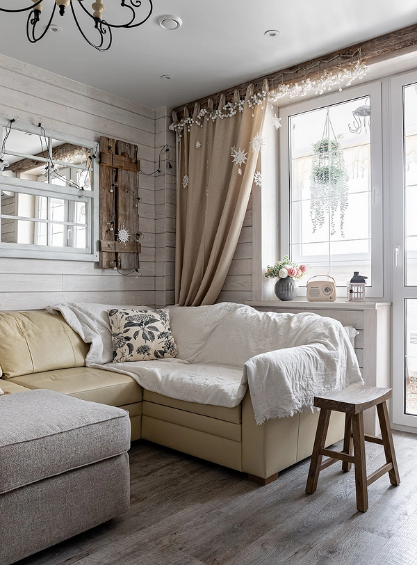 Stylowa beżowa sofa z poduszkami: elegancki design wnętrza salonu 2026