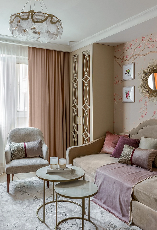 Nowoczesna beżowa kanapa Stylowa beżowa kanapa w salonie z akcentującą ścianą i obrazami, podkreślająca nowoczesny design.