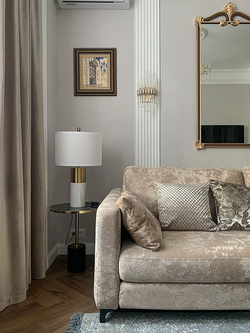 Duża modułowa beżowa sofa w przestronnym salonie, nowoczesny design wnętrza.