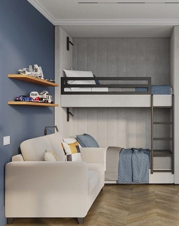 Styl skandynawski: beżowa sofa z pledem i poduszkami w jasnym salonie.