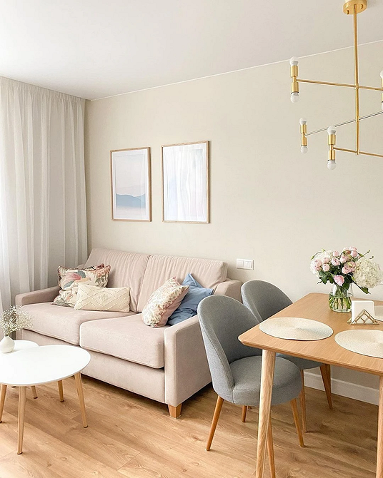 Beżowa skórzana sofa w salonie – luksus i trwałość w jednym.