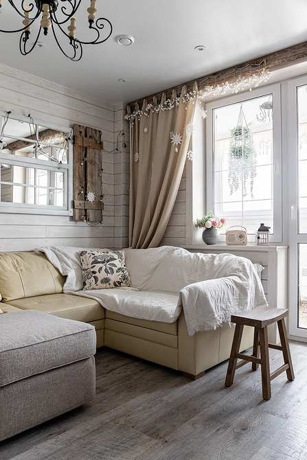 Beżowa sofa modułowa w salonie z dywanem i dekoracyjnymi poduszkami