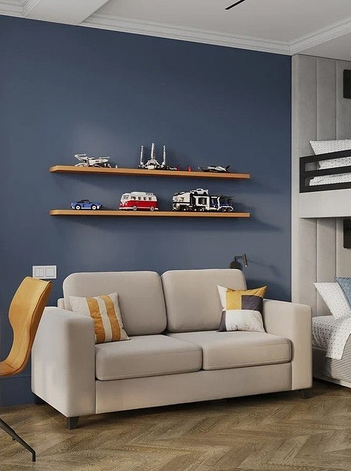 Klasyczna beżowa skórzana sofa z dekoracyjnymi elementami. Elegancki salon.