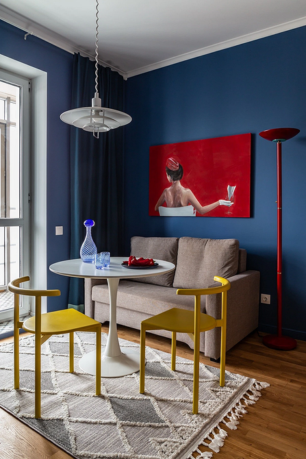 Jasny salon z beżową sofą i elementami drewna – naturalna harmonia.