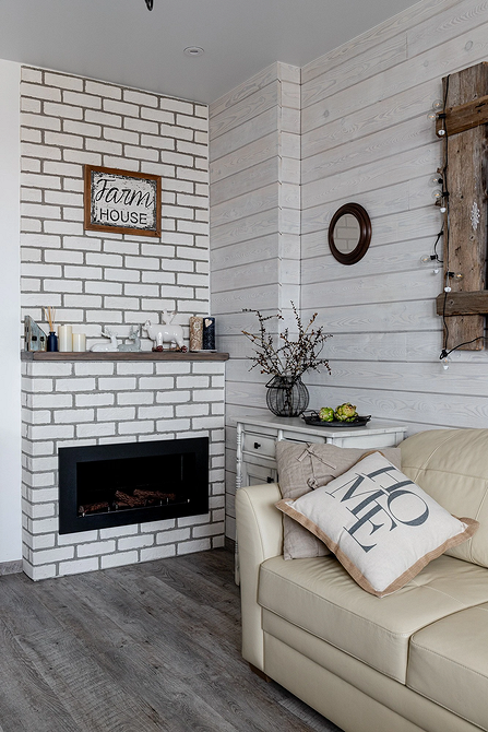 Elegancka beżowa sofa narożna z stolikiem kawowym i zielonymi roślinami