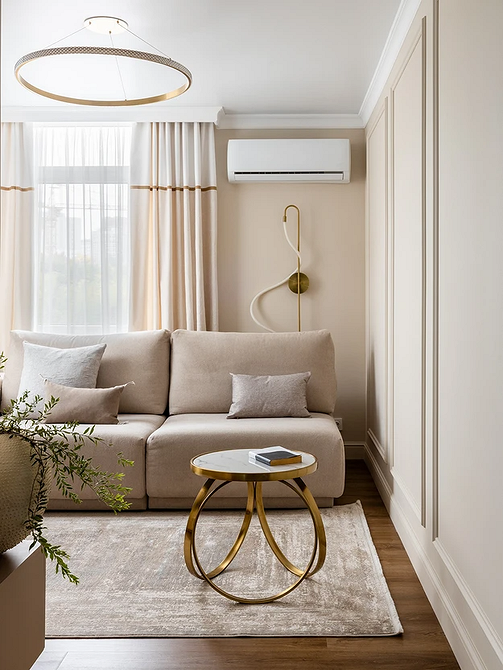 Przytulny pokój dziecięcy z wygodną beżową sofą i zabawkami.