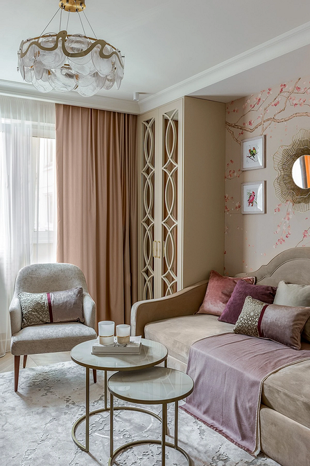 Minimalistyczna beżowa kanapa Nowoczesny salon z minimalistyczną beżową kanapą i ciemnymi akcentami, odzwierciedlający styl współczesny.
