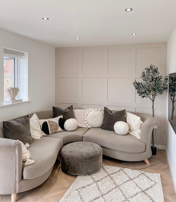 Beżowa sofa z drewnianymi nóżkami: naturalność i ekologia w Twoim domu 2026