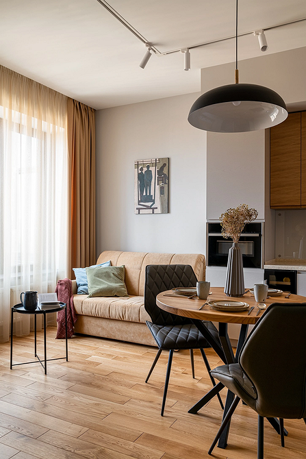 Elegancka beżowa sofa w salonie – harmonia i komfort aranżacji wnętrz.