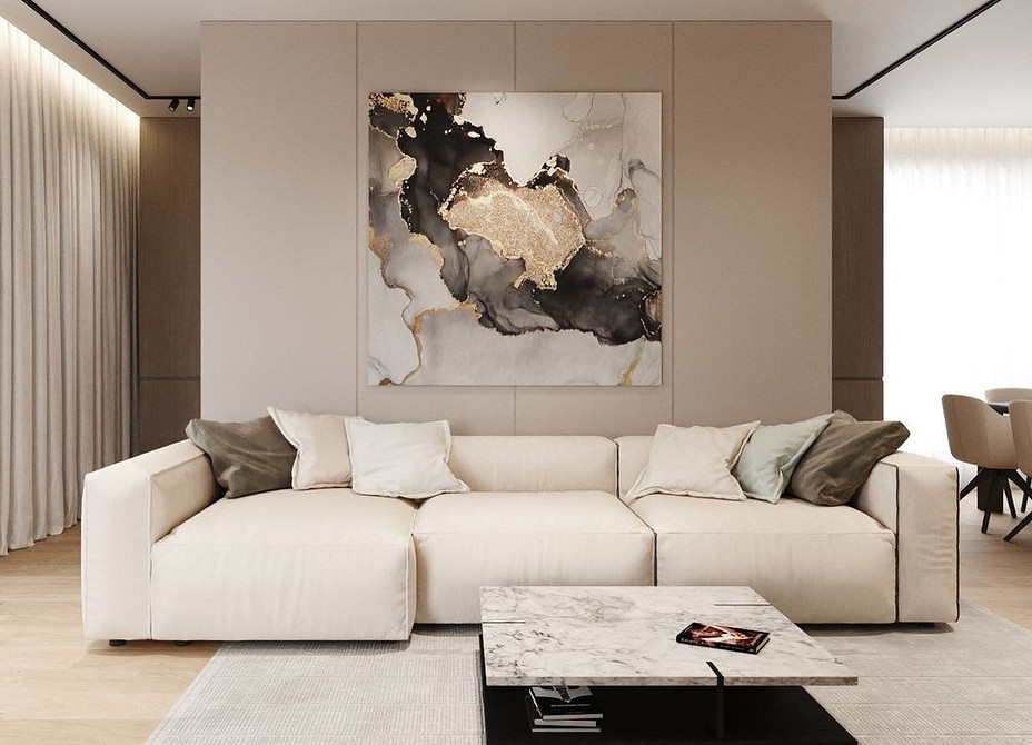 Stylowa beżowa sofa w nowoczesnym salonie z elementami drewna.