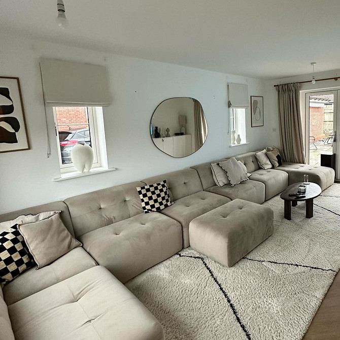 Beżowa sofa modułowa: elastyczność i adaptacja do każdej przestrzeni 2026