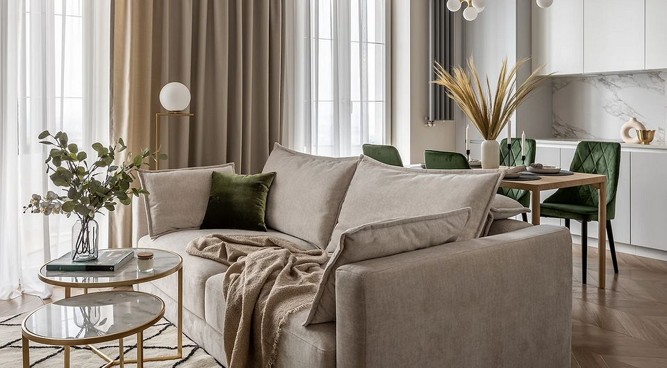 Przytulna beżowa sofa w salonie: idealny wybór do domu 2026