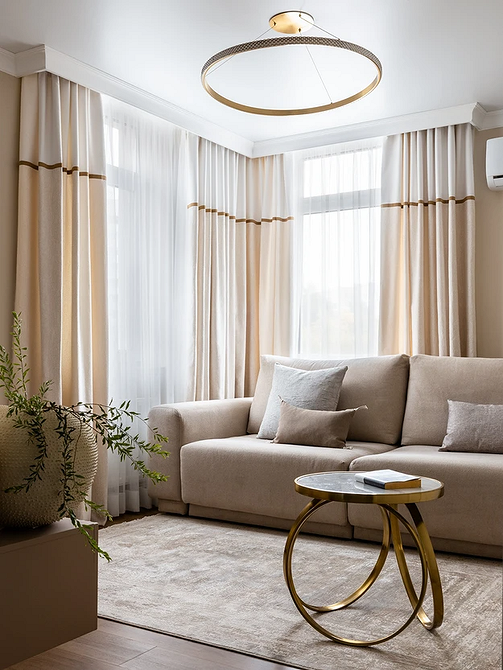 Prosta beżowa sofa w minimalistycznym stylu skandynawskim, jasne kolory 2026.