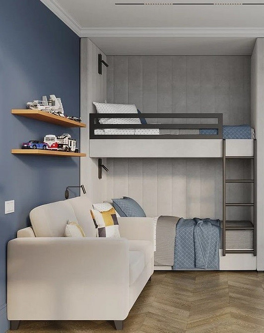 Jasny salon z beżową sofą i akcentującymi niebieskimi poduszkami dla kontrastu. 2026