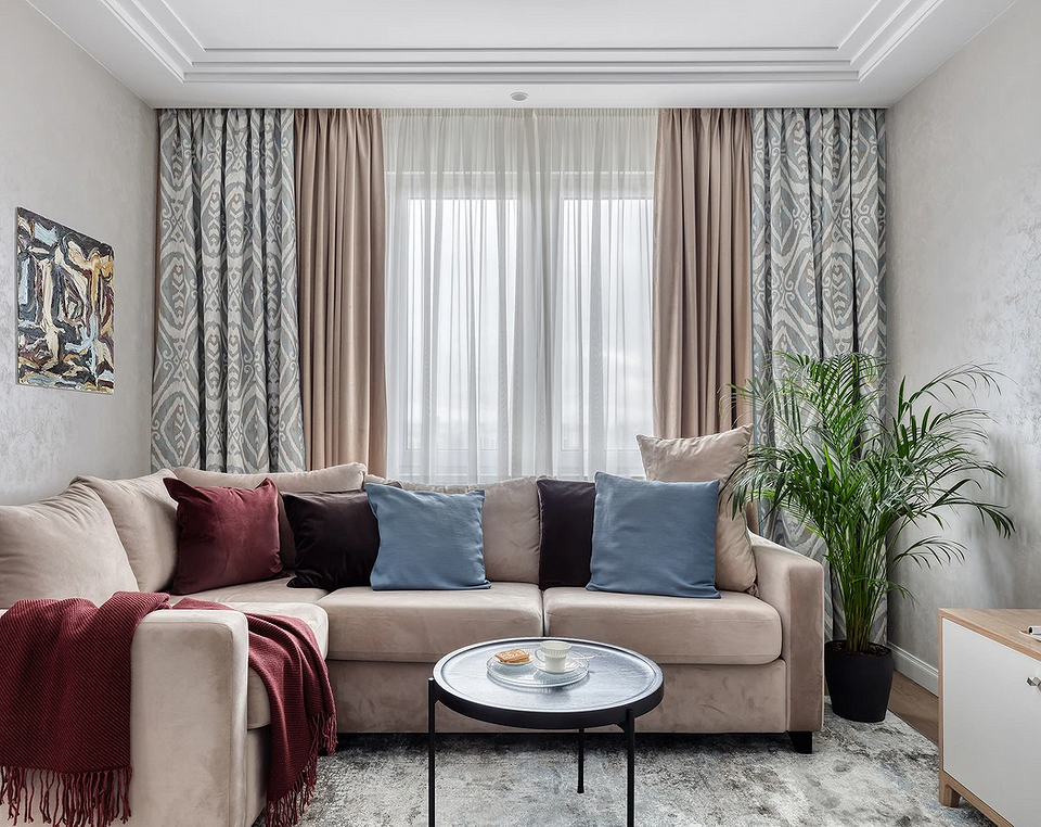 Jasny beżowy salon z beżową sofą. Aranżacja i pielęgnacja mebli, czyszczenie beżowej sofy