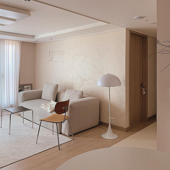 Elegancka beżowa sofa welurowa w klasycznym salonie.