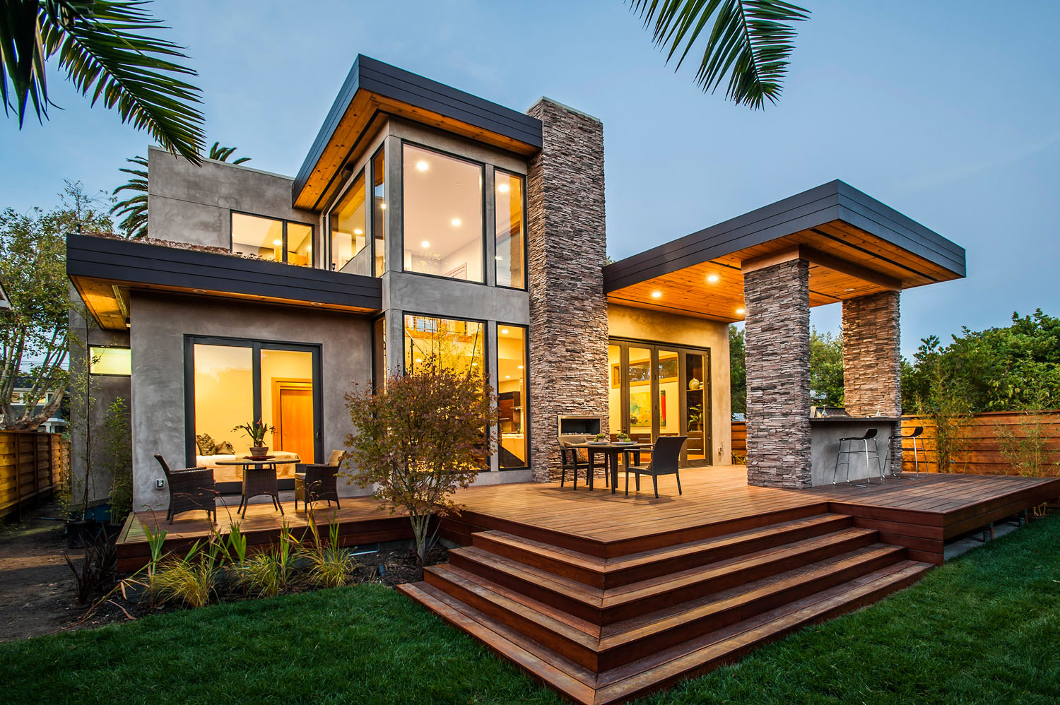 Kominek w domu Pokój w domu z kominkiem i drewnianymi elementami: ciepło i przytulność.