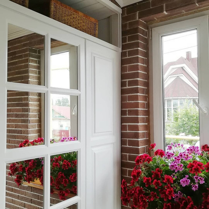 DIY: Projektowanie wnętrz z przerobionych mebli w małym mieszkaniu.