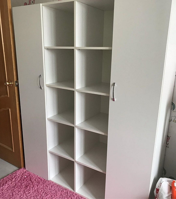 Instrukcja DIY: Przeróbka standardowych mebli na meble na wymiar do małego mieszkania.