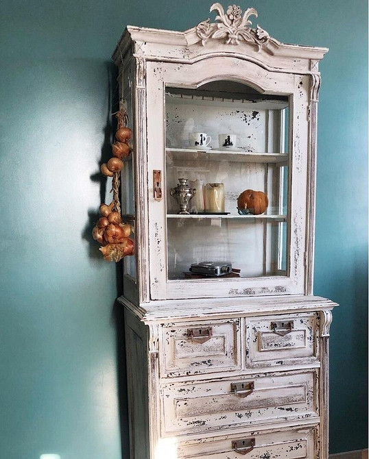 Tanie meble DIY: Inspiracje do odnowienia domu poprzez przeróbkę starych mebli.