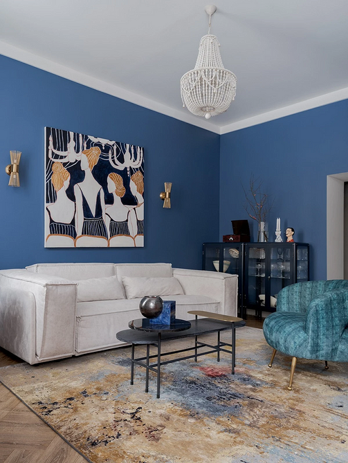 Kolorystyka mebli a atmosfera i przestrzeń w aranżacji wnętrza. Aranżacja małego mieszkania.