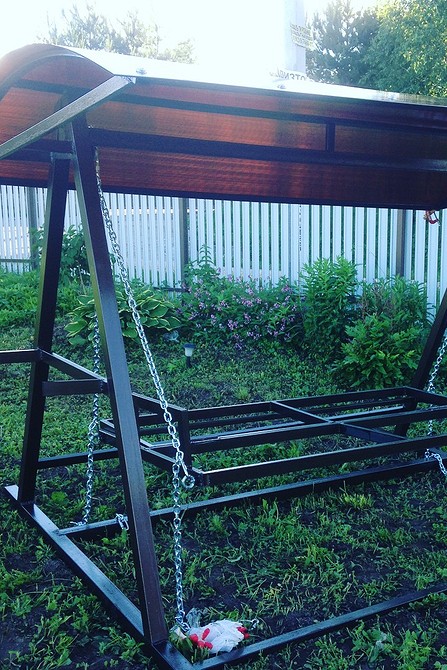 Gotowa huśtawka metalowa Gotowa, samodzielnie wykonana metalowa huśtawka ogrodowa stworzona jako strefa relaksu na świeżym powietrzu.