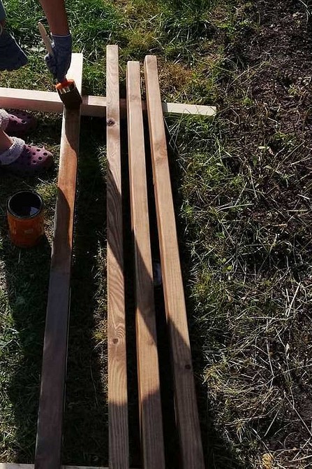 Miękkie siedzisko huśtawki Komfortowe siedzisko z miękkim materacem zamontowane na metalowej huśtawce ogrodowej.