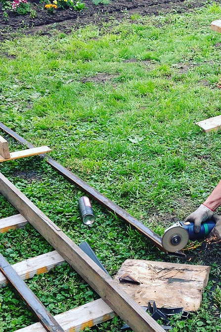 Rysunek techniczny huśtawki Dokładny rysunek techniczny prezentujący poszczególne elementy metalowej huśtawki ogrodowej.