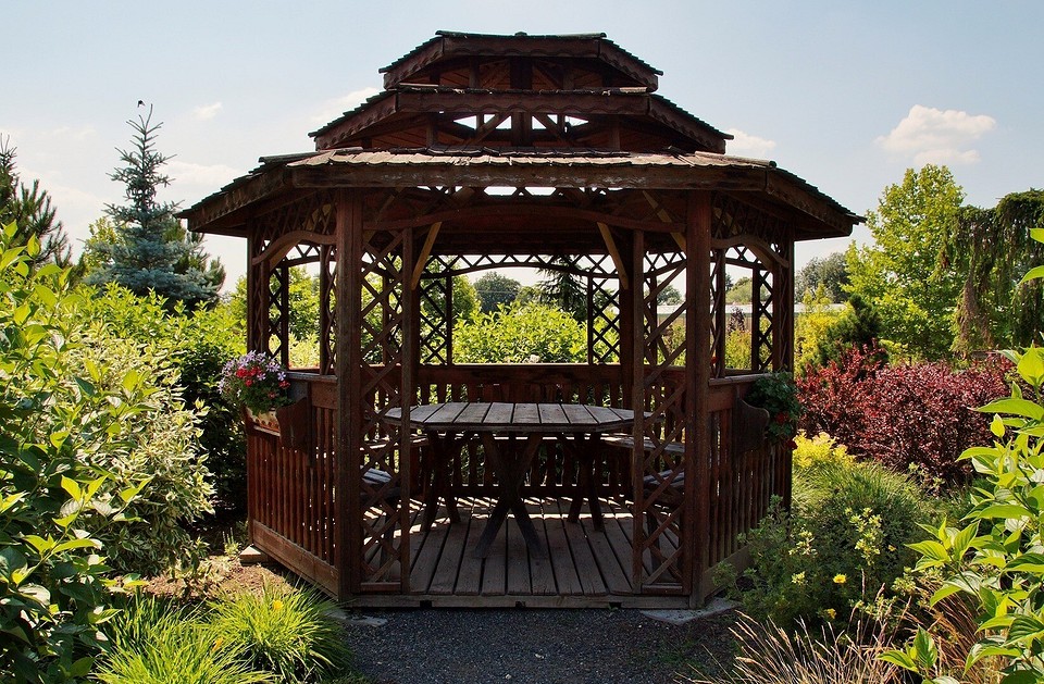 Stół ogrodowy: Materiały i etapy Budowa drewnianego stołu do altany. Potrzebne materiały, narzędzia i etapy pracy.