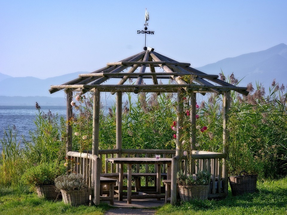 Stół DIY: Krok po kroku Rustykalny drewniany stół do altany DIY. Krok po kroku instrukcja budowy.