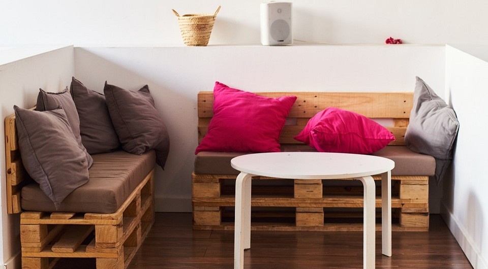 Sofa z palet DIY Urzekająca sofa z palet DIY, idealna do stworzenia przytulnej aranżacji w stylu rustykalnym.