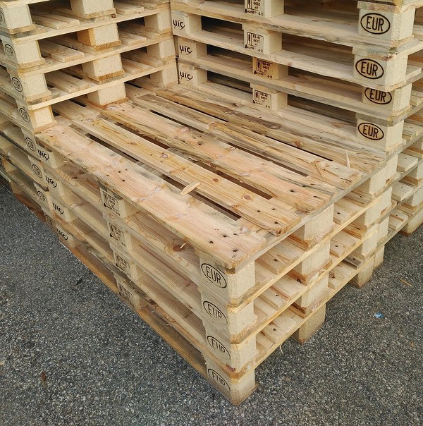 Meble z recyklingu Elegancka sofa z recyklingu wykonana z palet, stanowiąca ekologiczne serce domowej przestrzeni.