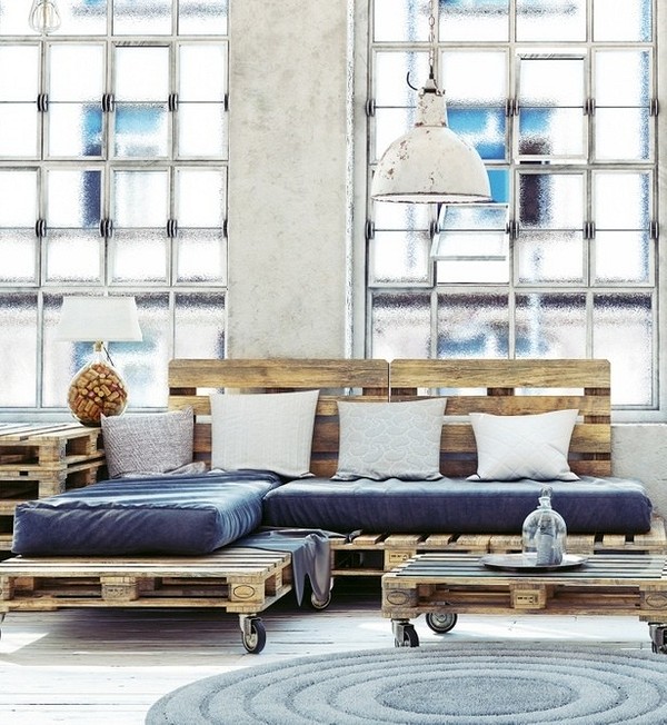 Sofa z palet ręcznie Kreatywna sofa z palet wykonana własnoręcznie, przykuwająca wzrok w rustykalnym salonie.