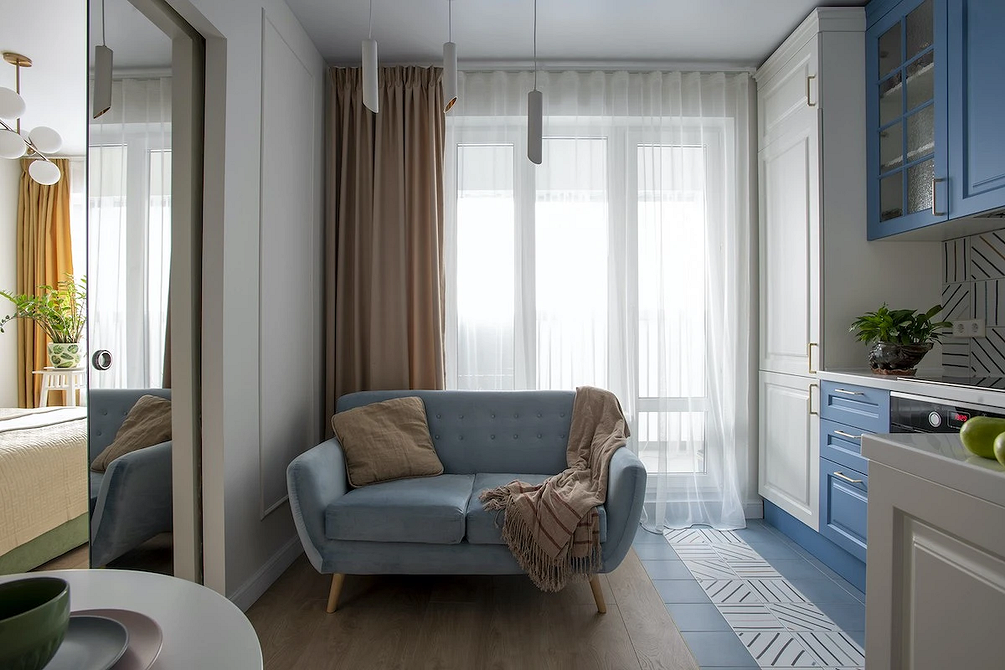 Strefa relaksu w kuchni Strefa jadalna z miękką kanapą kuchenną, idealna do relaksu.