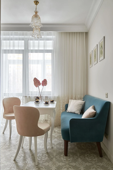 Rozkładana kanapa w kuchni: dodatkowe miejsce do spania w małej przestrzeni