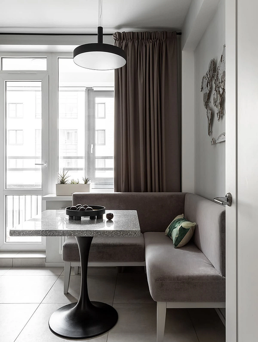 Kompaktowe rozwiązanie Mała kanapa kuchenna z miejscem do przechowywania i jasną tapicerką 2026