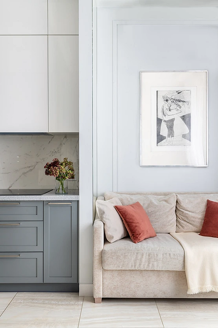 Jasna kanapa kuchenna Nowoczesna kanapa kuchenna z jasną tapicerką wkomponowana w aranżację kuchni.