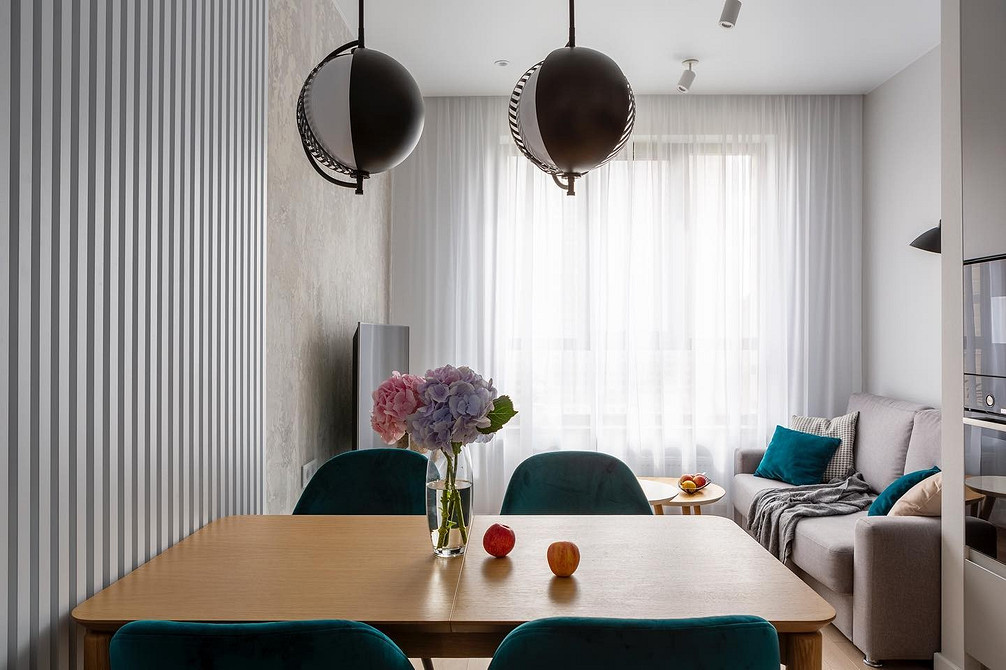 Prosta, drewniana kanapa Prosta kanapa kuchenna z drewnianymi elementami, naturalny wygląd.