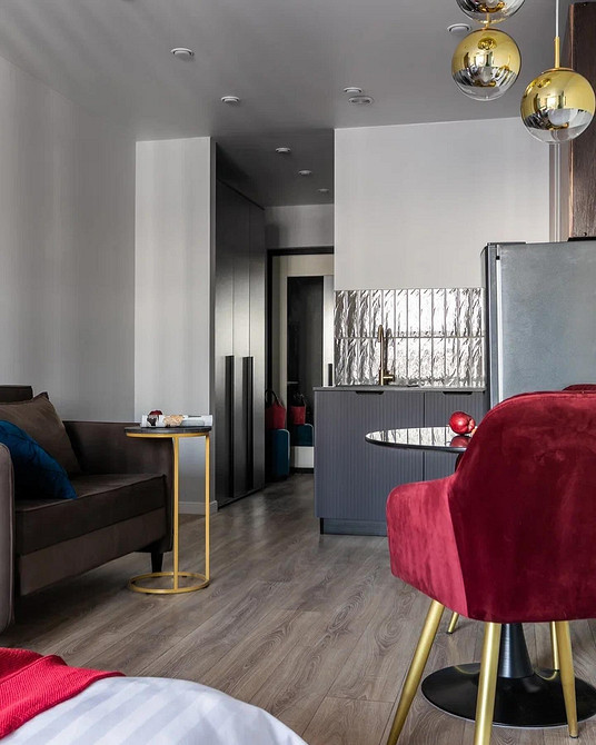 Narożna kanapa kuchenna Narożna kanapa kuchenna z ciemną tapicerką i poduszkami dekoracyjnymi.