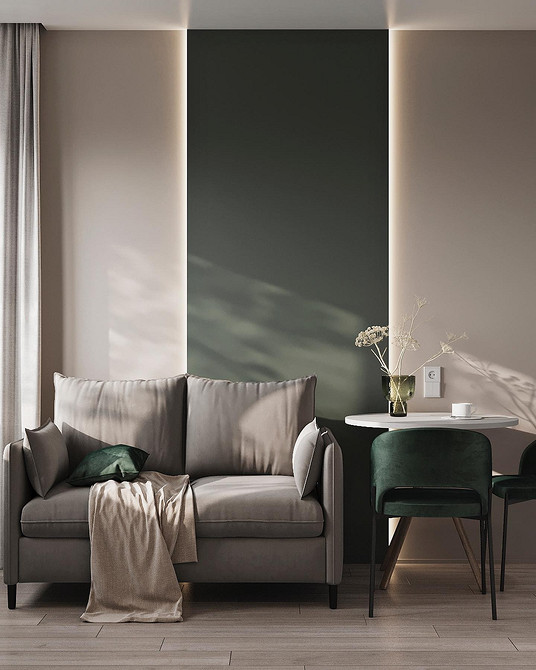 Jasna kanapa z drewnianymi nogami w kuchni, dodaje ciepła i przytulności w 2026.