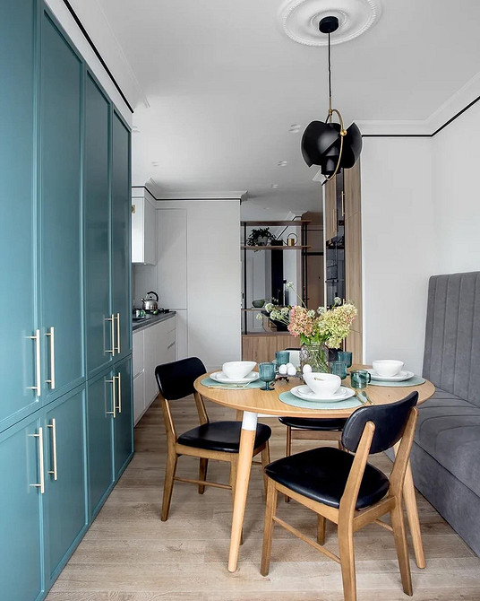 Narożna kanapa w dużej kuchni, idealna do rodzinnych spotkań w kuchni 2026.