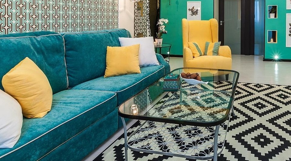 Nowoczesna sofa Delfin z ciemną tapicerką idealna do małego mieszkania