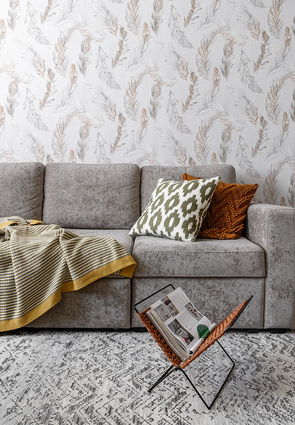 Geometryczne wzory na sofie Nowoczesna sofa z tkaniną obiciową w geometryczne wzory w stylowym salonie.